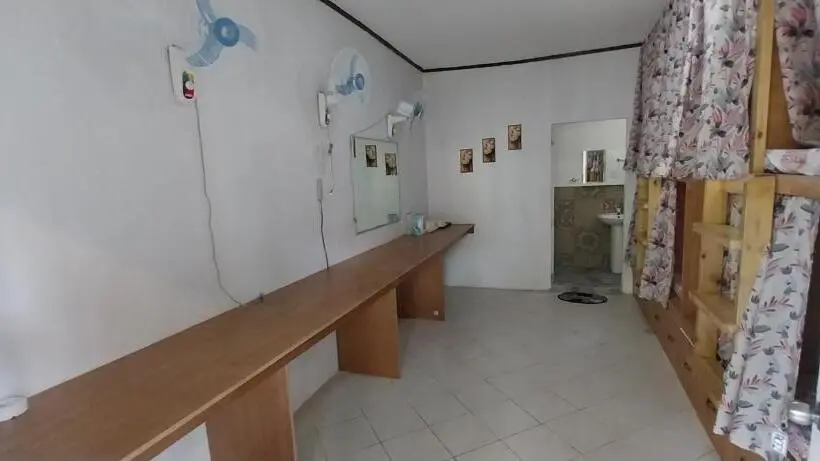 ルームシェアのワンベッド, The Sharks Tail Dive Center