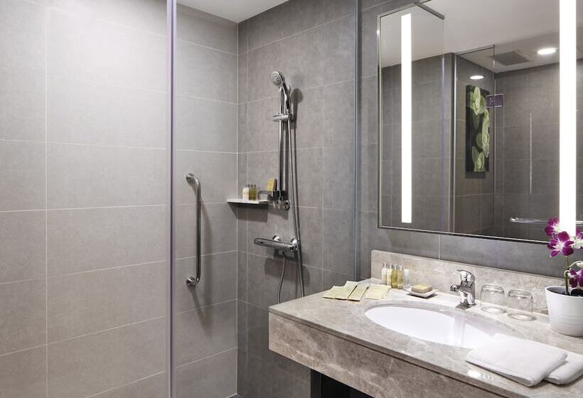اتاق استاندارد با چشم‌انداز دریاچه, Hilton Garden Inn Puchong