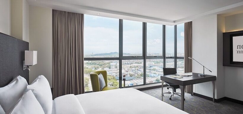 اتاق استاندارد با چشم‌انداز دریاچه, Hilton Garden Inn Puchong
