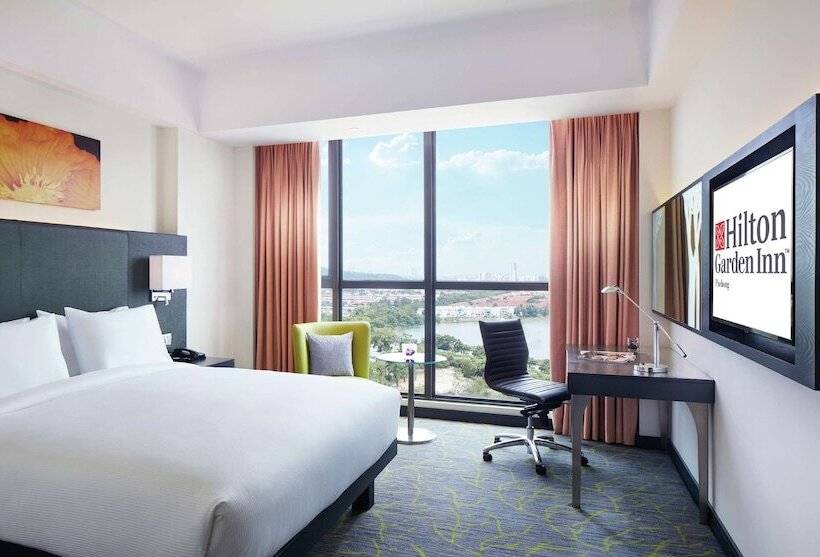 اتاق استاندارد با چشم‌انداز دریاچه, Hilton Garden Inn Puchong