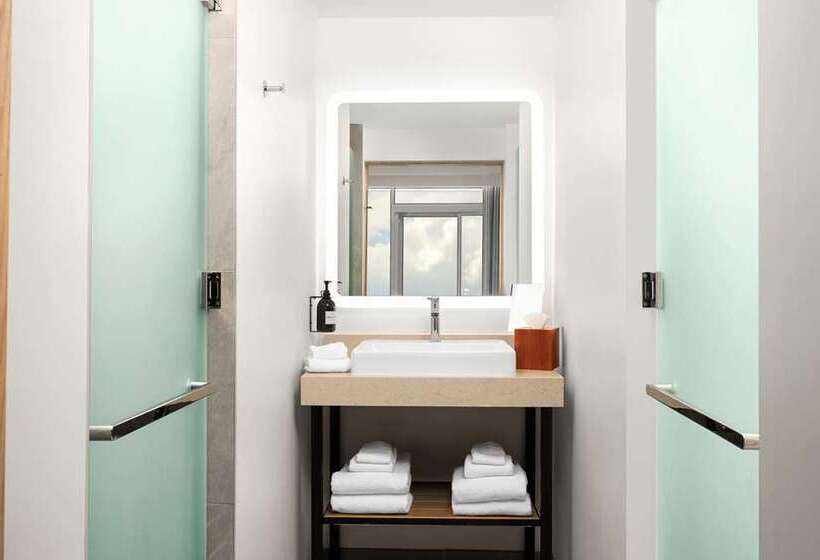 اتاق لوکس با تخت بزرگ, Hilton Garden Inn Puchong