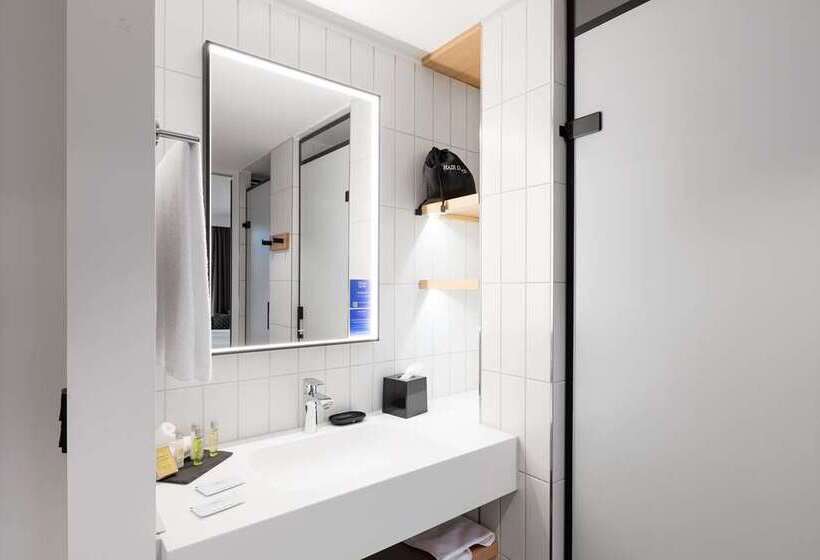 اتاق استاندارد با چشم‌انداز دریاچه, Hilton Garden Inn Puchong