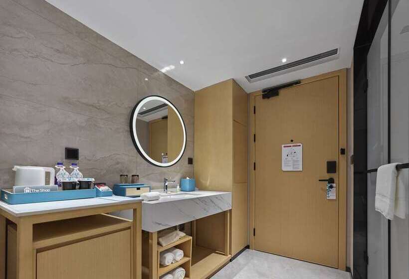 اتاق استاندارد با چشم‌انداز دریاچه, Hilton Garden Inn Puchong