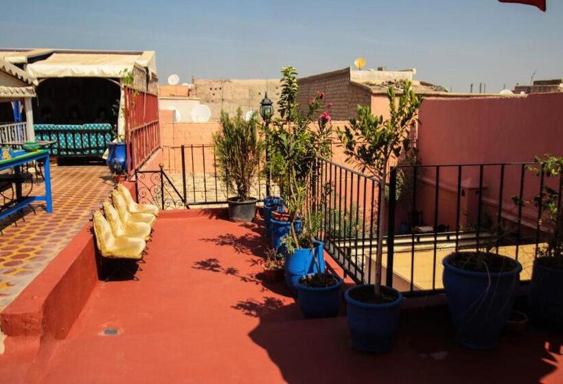 اتاق استاندارد با چشم‌انداز استخر, Kasbah Red Castel Hostel