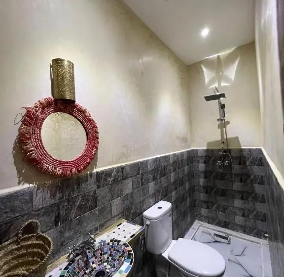 اتاق استاندارد با چشم‌انداز استخر, Kasbah Red Castel Hostel