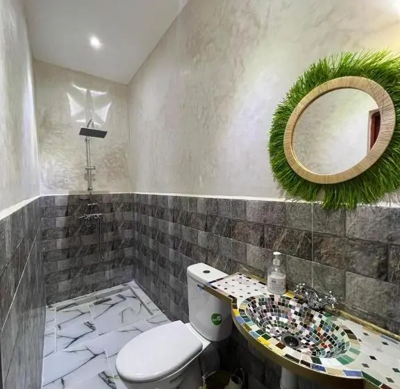اتاق استاندارد سه تخته با چشم‌انداز استخر, Kasbah Red Castel Hostel