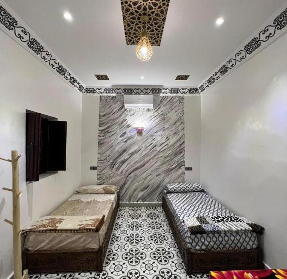 اتاق استاندارد سه تخته با چشم‌انداز استخر, Kasbah Red Castel Hostel
