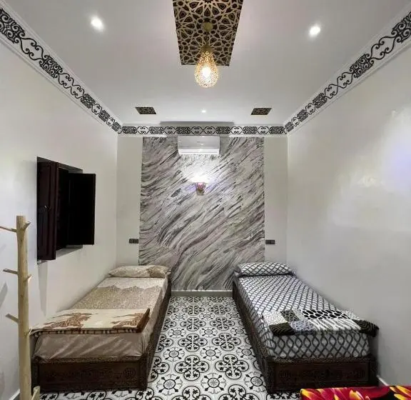 اتاق استاندارد سه تخته با چشم‌انداز استخر, Kasbah Red Castel Hostel