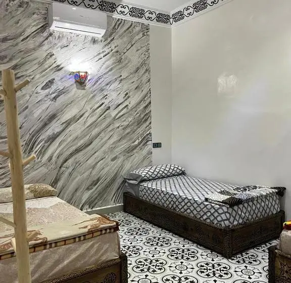 اتاق استاندارد سه تخته با چشم‌انداز استخر, Kasbah Red Castel Hostel