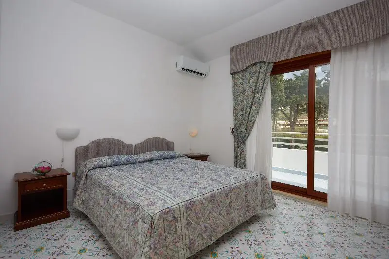 اتاق استاندارد سه نفره, La Castellana