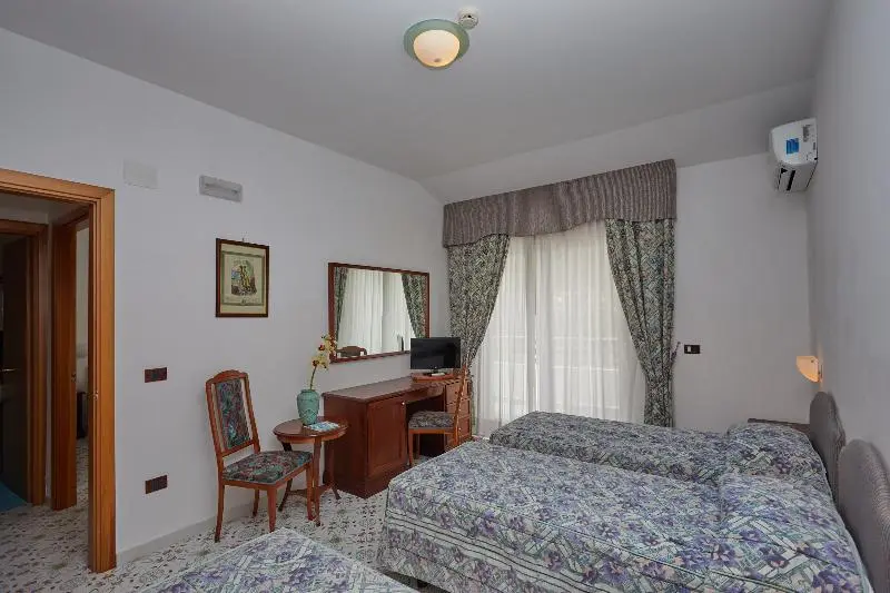 اتاق استاندارد سه نفره, La Castellana