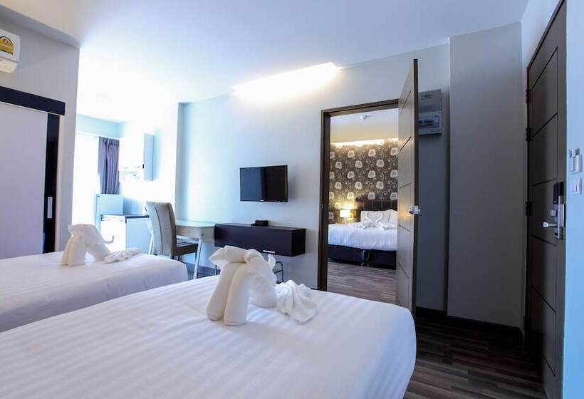 디럭스 룸 킹사이즈 침대, Romyen Garden Place