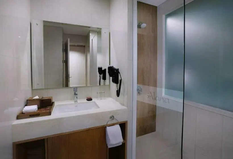 プールの見えるデラックスルーム, The Alana Hotel And Conference Sentul City By Aston