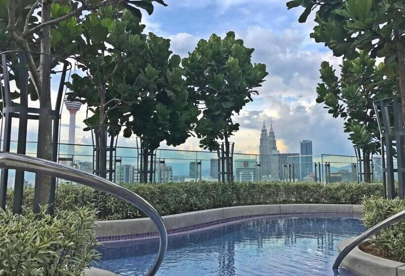 آپارتمان 2 خوابه, The Robertson Residence