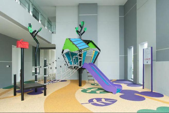 آپارتمان 2 خوابه, The Robertson Residence