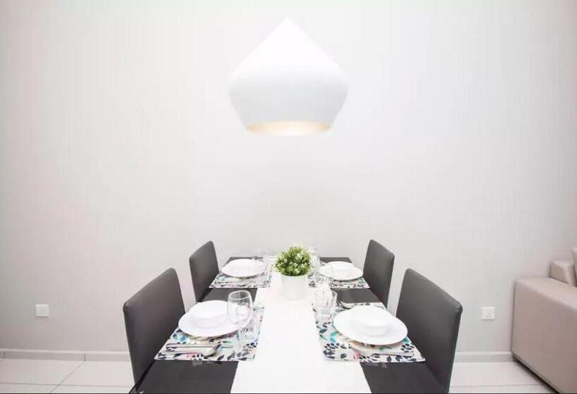 آپارتمان 2 خوابه, The Robertson Residence