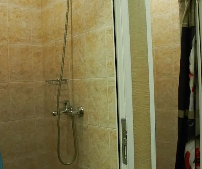 تختخواب در اتاق مشترک, Tvoy Hostel