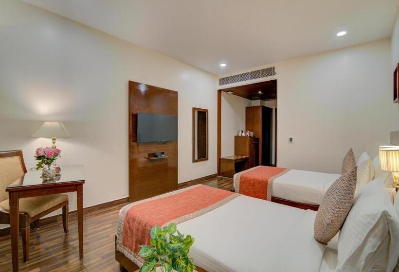 חדר סטנדרט, Home In By Amrik Sukhdev