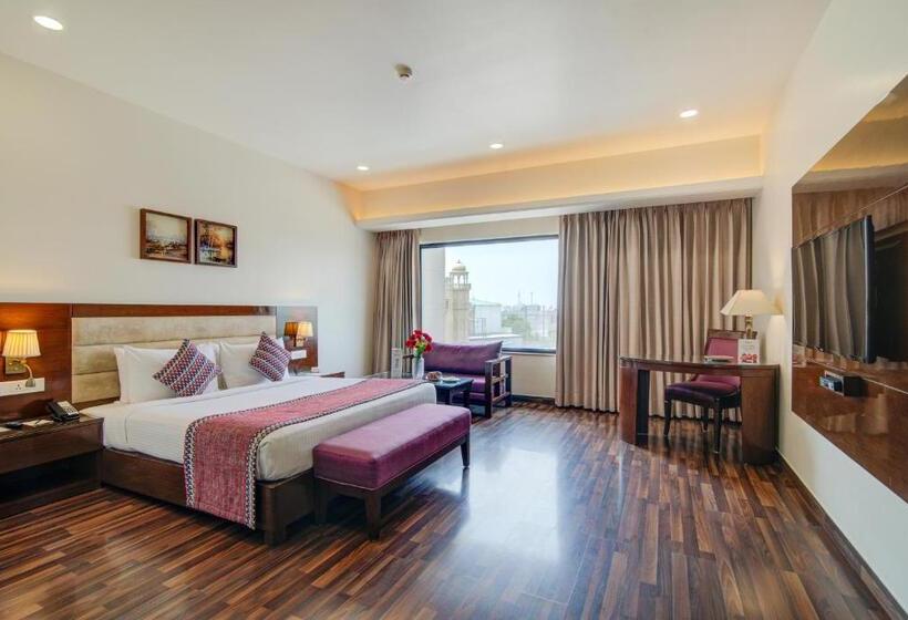 اتاق سوپریور خانوادگی, Home In By Amrik Sukhdev
