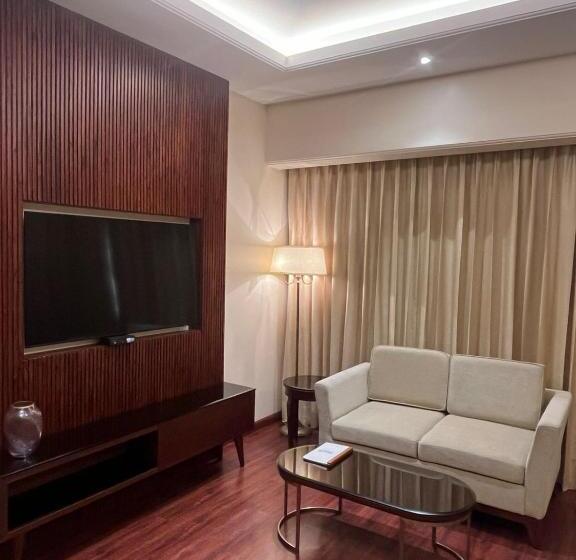 סוויטת ג'וניור, Home In By Amrik Sukhdev