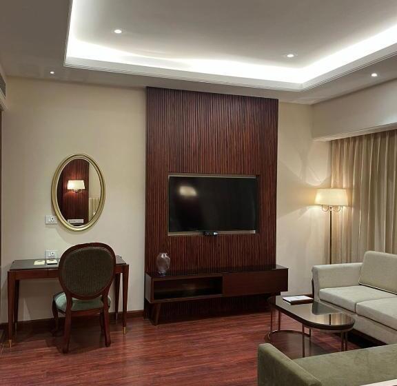 סוויטת ג'וניור, Home In By Amrik Sukhdev