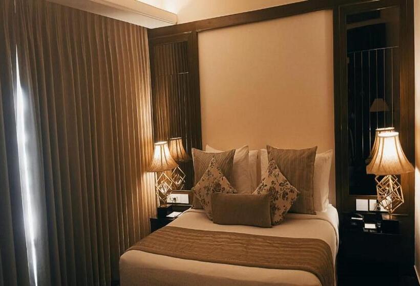 סוויטת ג'וניור, Home In By Amrik Sukhdev