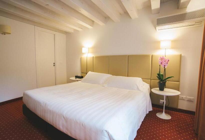 آپارتمان یک خوابه با دری مشترک که هال را جدا می کند., Relais Santa Corona