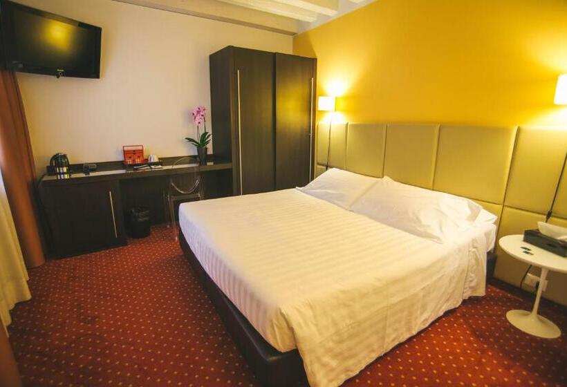 آپارتمان یک خوابه با دری مشترک که هال را جدا می کند., Relais Santa Corona