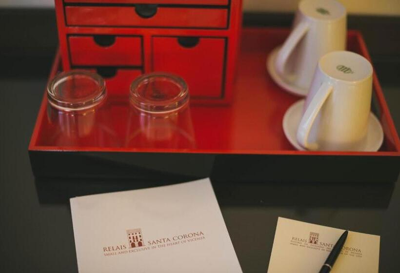 آپارتمان یک خوابه با دری مشترک که هال را جدا می کند., Relais Santa Corona