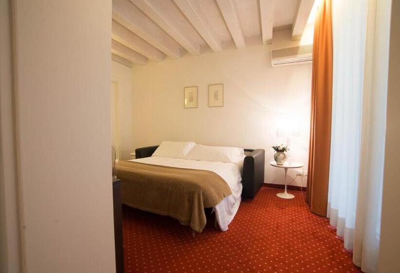 آپارتمان یک خوابه با دری مشترک که هال را جدا می کند., Relais Santa Corona