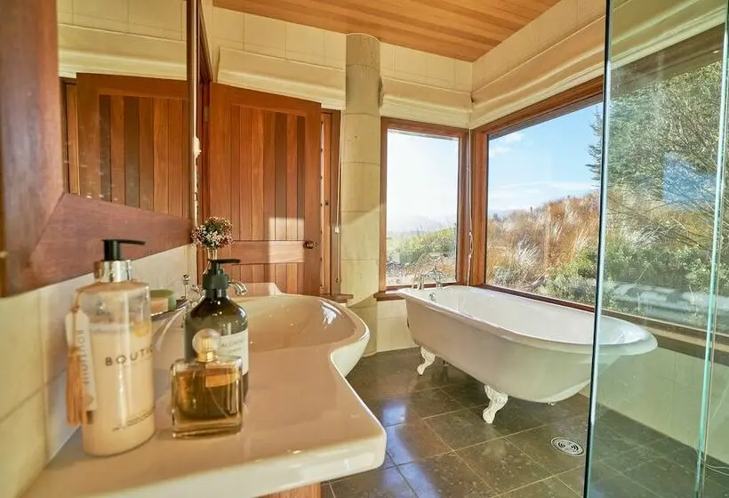 سوئیت پریمیوم, Cabot Lodge