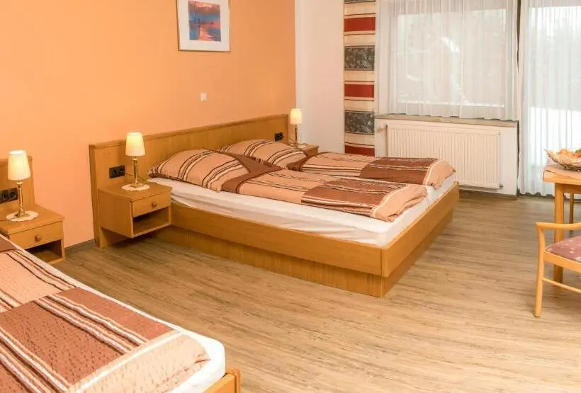 Quarto Triplo Standard com Balcão, Gästehaus Weber