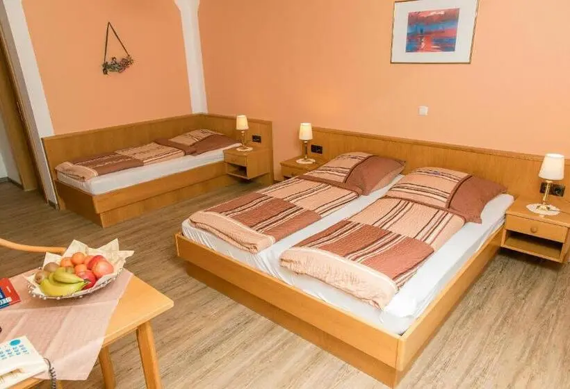 Quarto Triplo Standard com Balcão, Gästehaus Weber