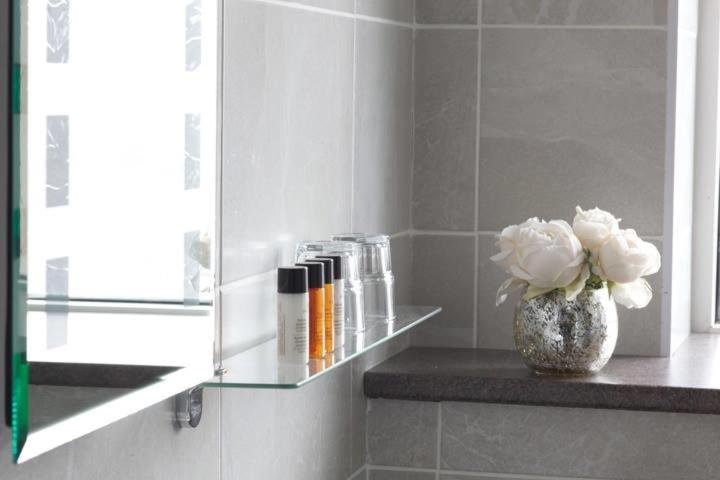 غرفة ديلوكس, Hayes