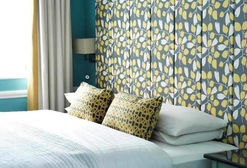 غرفة ديلوكس, Hayes