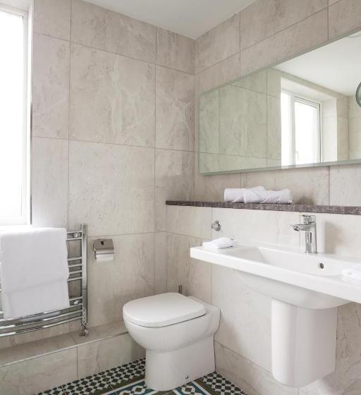 غرفة ديلوكس, Hayes