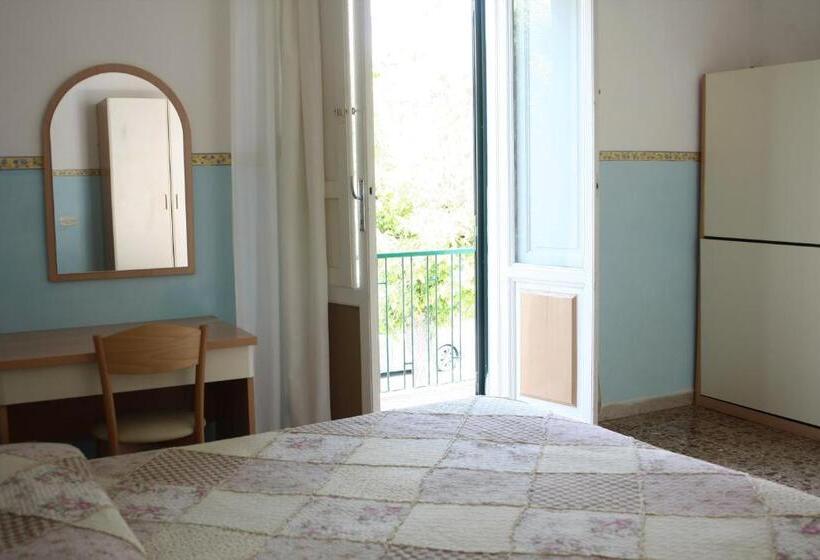 חדר סטנדרט לשלושה, Ornella