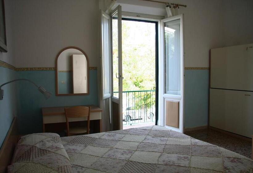 חדר סטנדרט לשלושה, Ornella