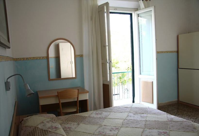 חדר סטנדרט לשלושה, Ornella