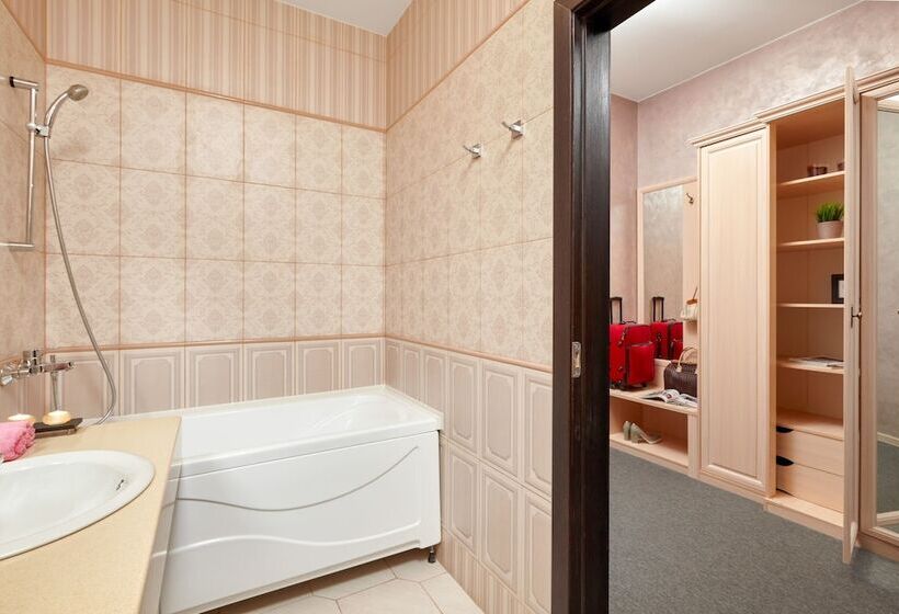 スーペリアールーム, Kapitolinn