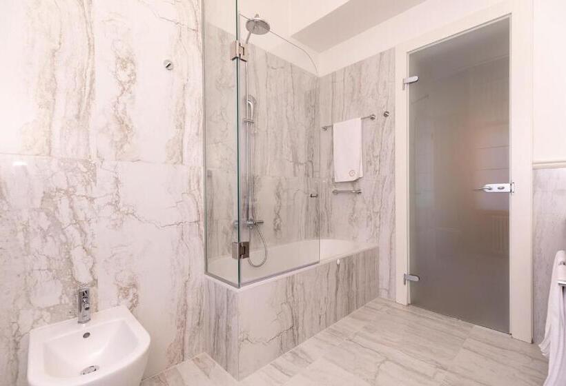 جناح ديلوكس, Le Premier