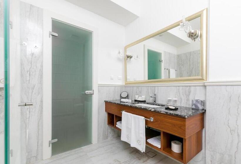 جناح ديلوكس, Le Premier