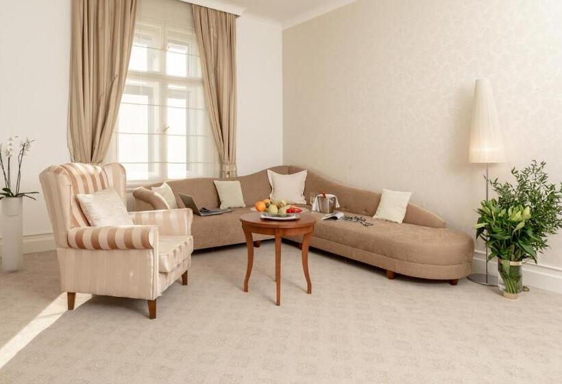 جناح ديلوكس, Le Premier