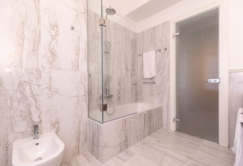 جناح ديلوكس, Le Premier