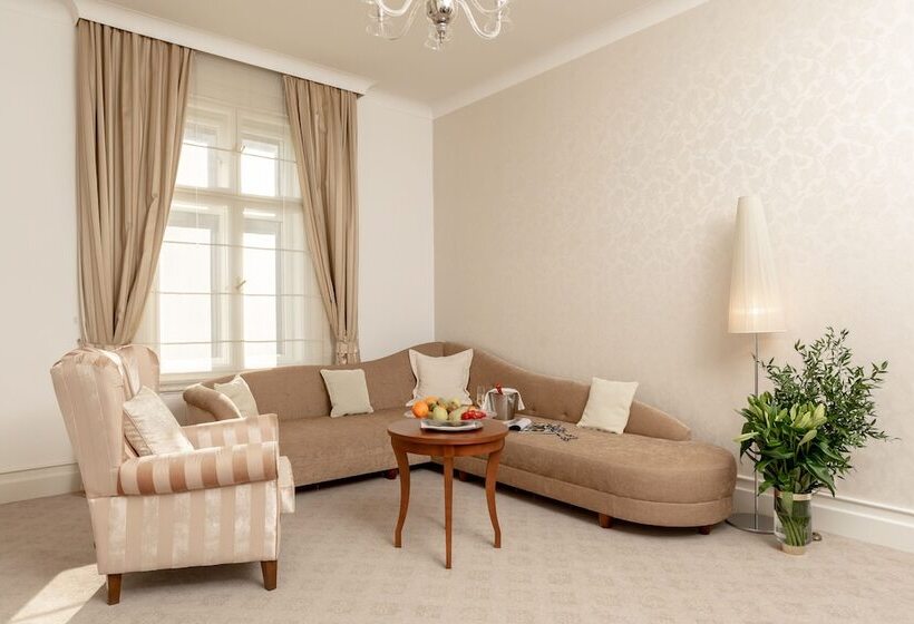 جناح ديلوكس, Le Premier