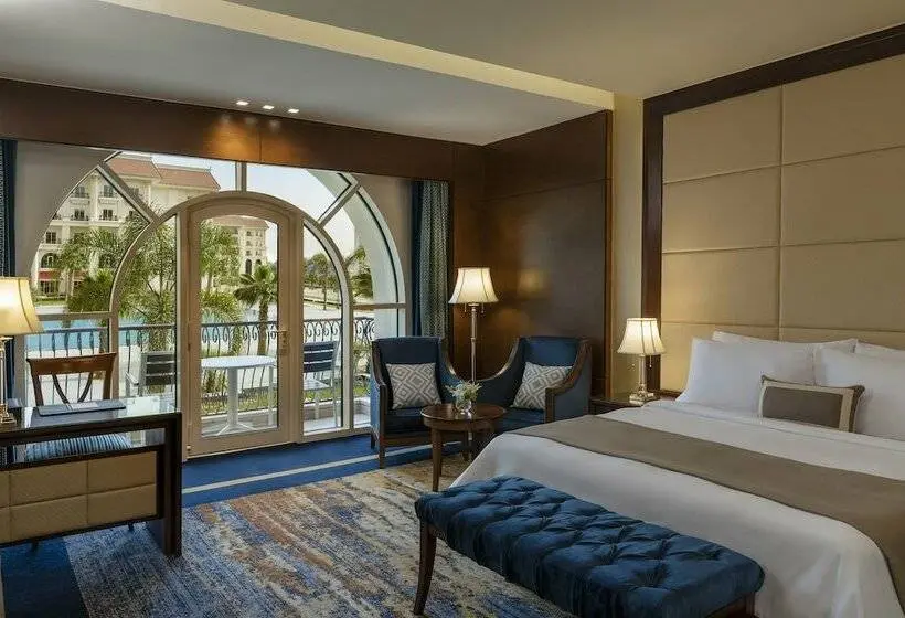اتاق لوکس با چشم‌انداز استخر, The St Regis New Capital Cairo