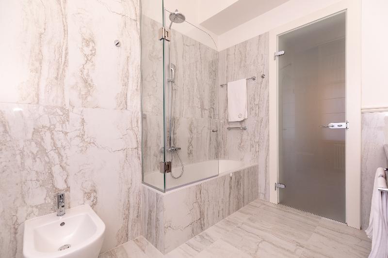 جناح ديلوكس, Le Premier