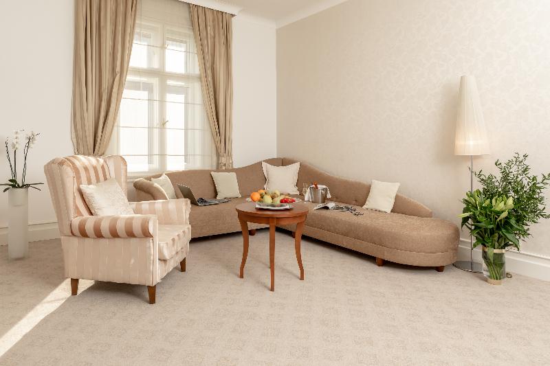 جناح ديلوكس, Le Premier