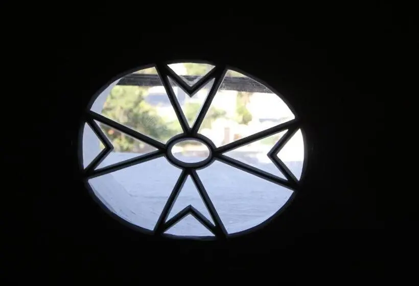 اتاق لوکس خانوادگی, Maleth Inn