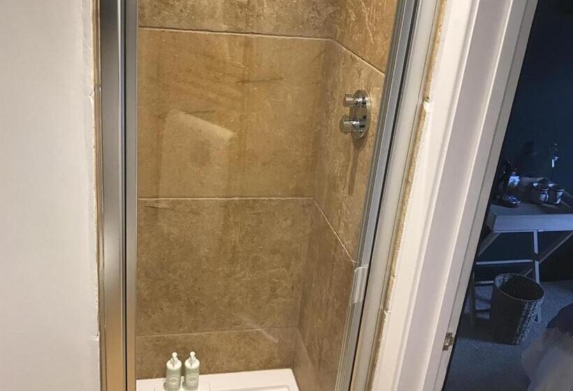 غرفة أساسية, The Bell Inn